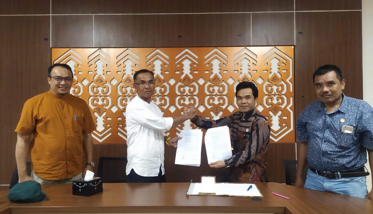 Ketua Bawaslu Lombok Tengah Tandatangani Berita Acara Kesepakatan Pendanaan Pengawasan Pilkada