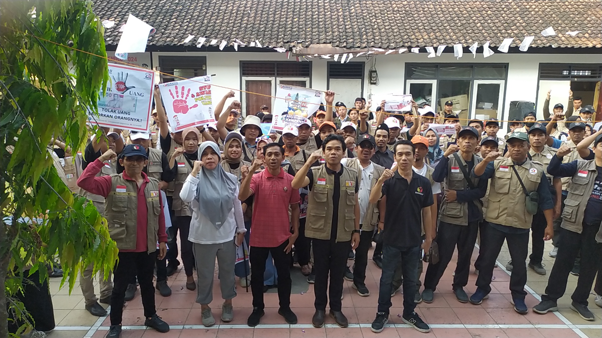Bawaslu Lombok Tengah, Panwascam, dan PKD Lakukan Long March Untuk Sosialisasikan Pengawasan Pemilu