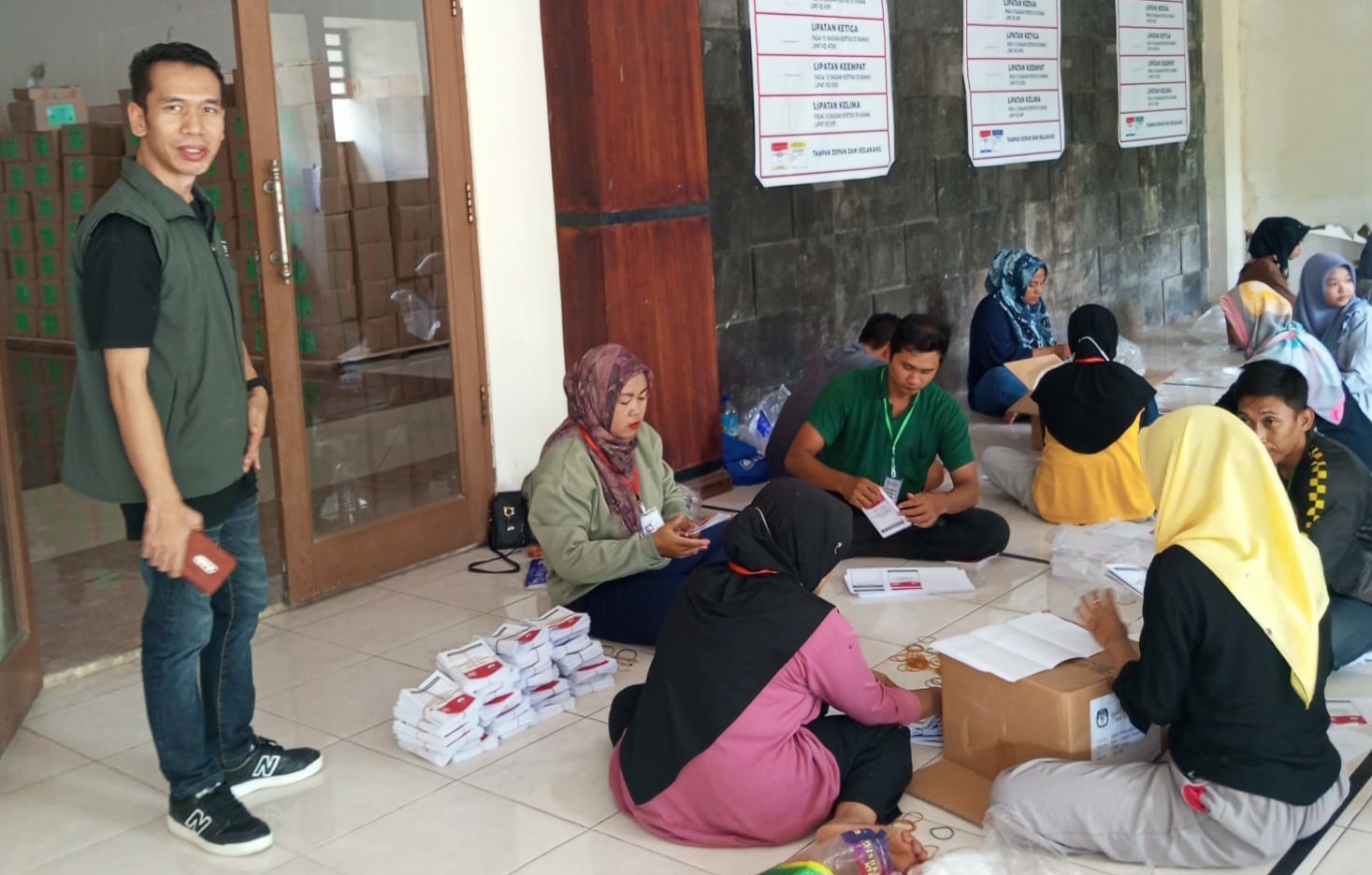 Bawaslu Lombok Tengah Awasi Pengepakan dan Pelipatan Surat Suara