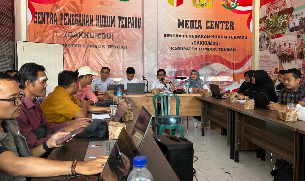 Bawaslu Lombok Tengah Adakan Rapat Evaluasi Pengawasan DPTb dan Sosialisasi Siwaslu