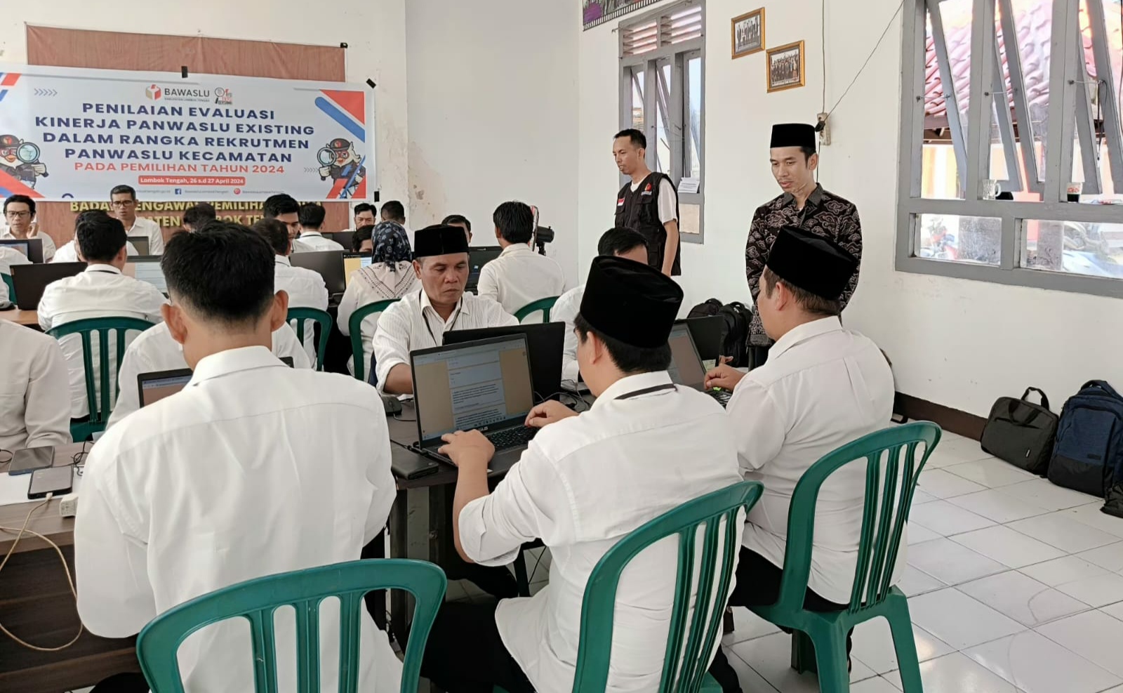Panwascam Existing Lakukan Ujian Evaluasi Penilaian Kinerja di Bawaslu Lombok Tengah