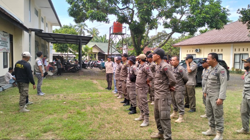Masuki Masa Tenang, Bawaslu Bersama Pemkab Lombok Tengah Lakukan Penertiban APK