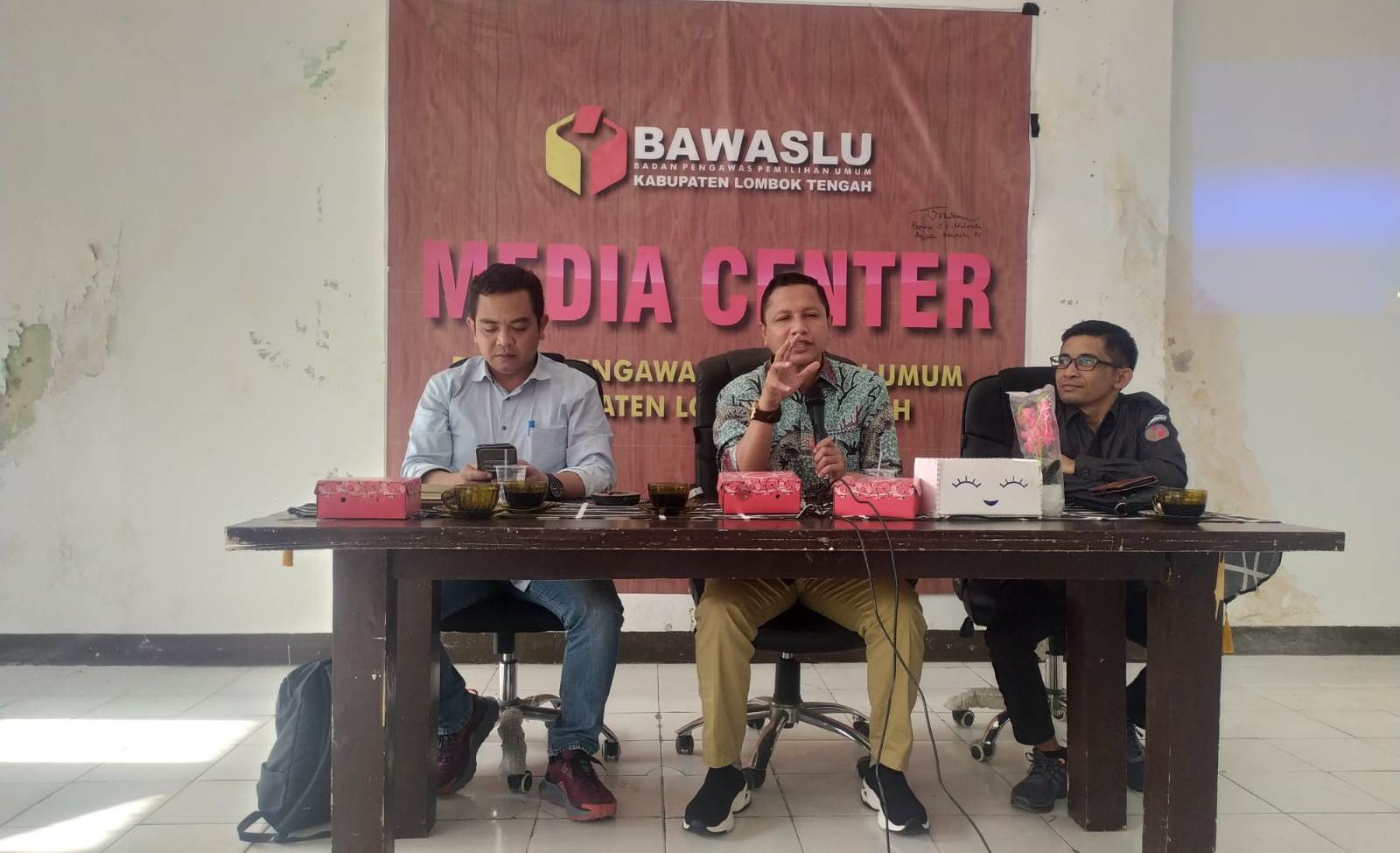 Komisioner Bawaslu Provinsi NTB, Hasan Basri Beri Arahan Kepada Panwascam Se Kabupaten Lombok Tengah