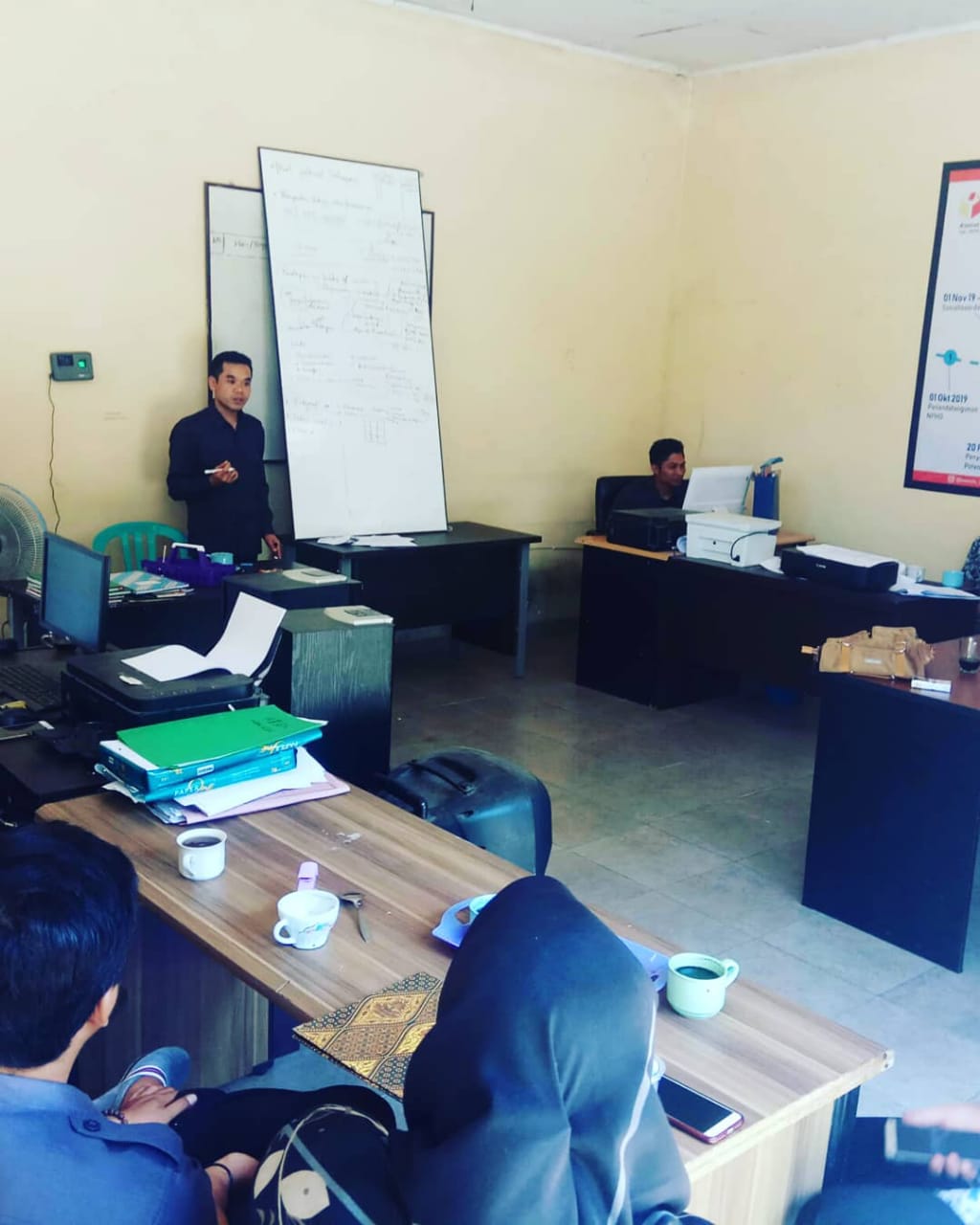 Meningkatkan kapasitas pengawasan, Bawaslu Kab. Loteng Kordiv. PHL diskusi bersama seluruh staf