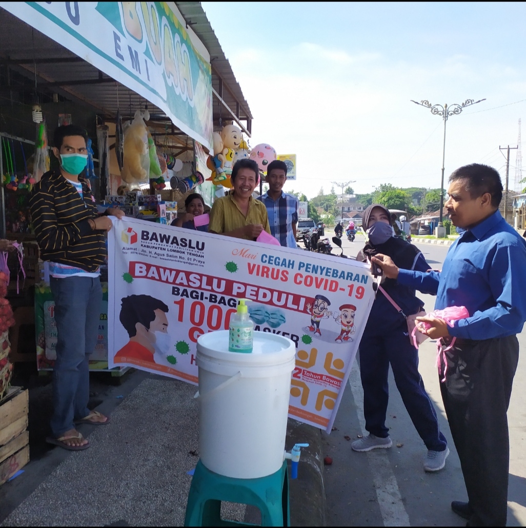 Peduli Covid 19 Bawaslu Lombok Tengah Bagikan 1000 Masker