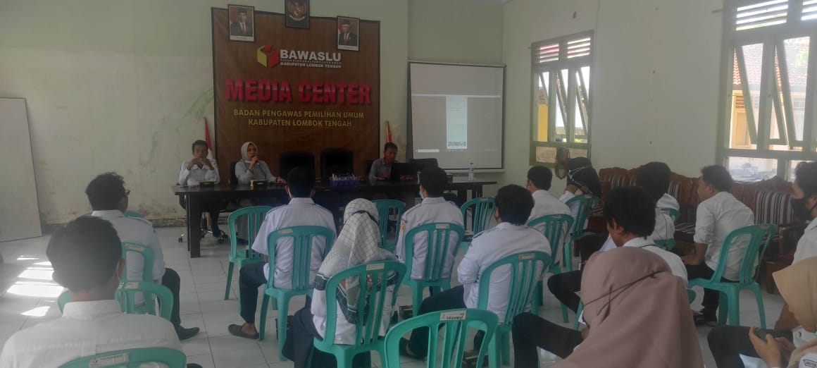 Perkuat Fungsi Kehumasan, Bawaslu Loteng Gelar Rapat Internal