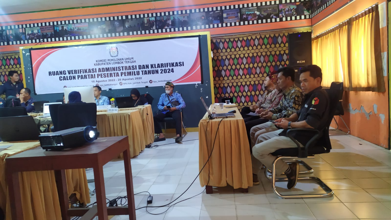 Bawaslu Loteng Lakukan Pengawasan Verifikasi Administrasi dan Klarifikasi Calon Peserta Pemilu Tahun 2024 ke KPU Loteng