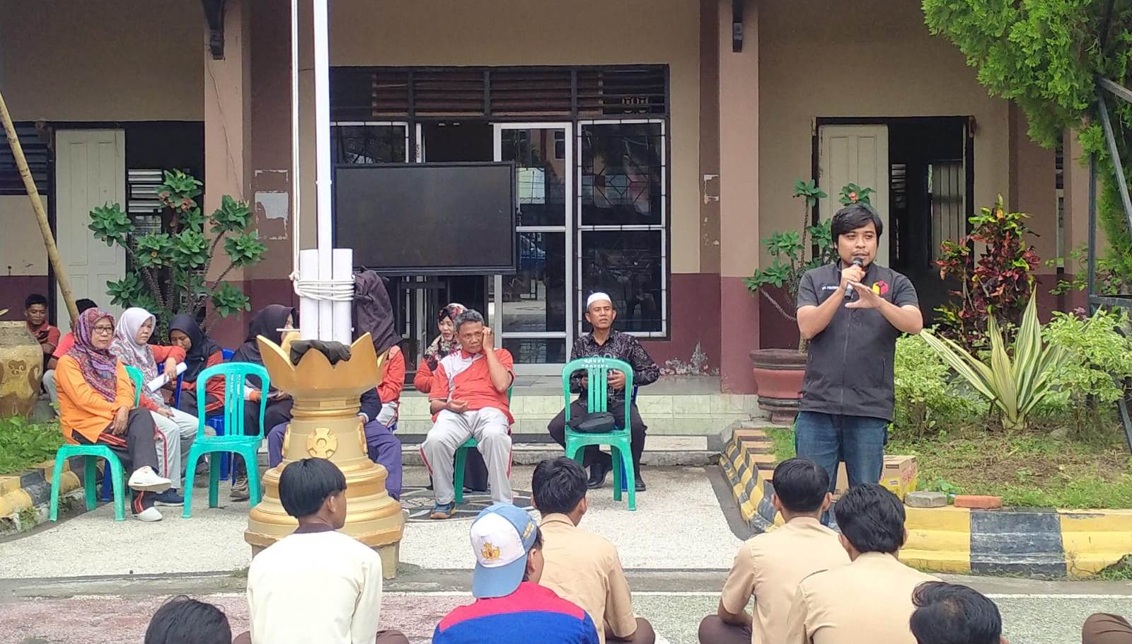 Bawaslu Lombok Tengah Berikan Pendidikan Pemilu Kepada Siswa SMKN 2 Praya Tengah