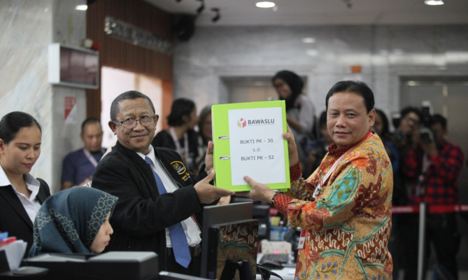 Bawaslu Serahkan Keterangan Tertulis PHPU Pilpres ke MK Ditulis oleh Dinar Safa pada Rabu, 12 Juni 2019 - 18:25 WIB