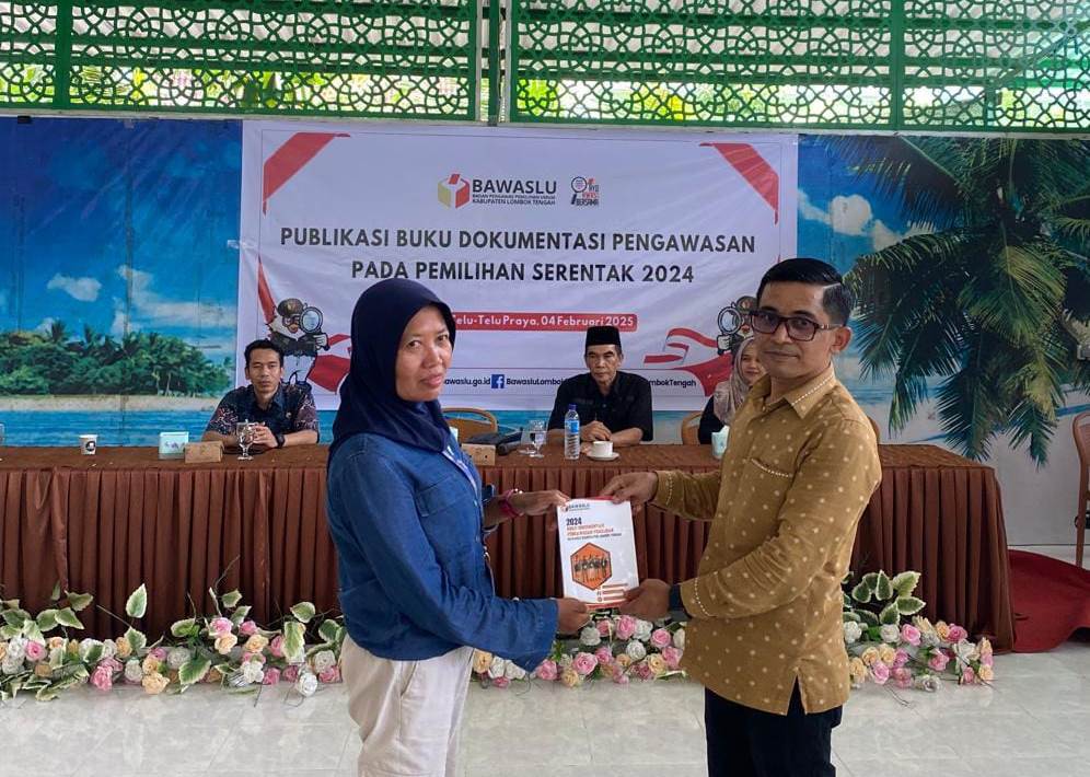  Bawaslu Kabupaten Lombok Tengah menggelar agenda publikasi buku dokumentasi pengawasan pada Pilkada serentak 2024, Selasa (04/02).