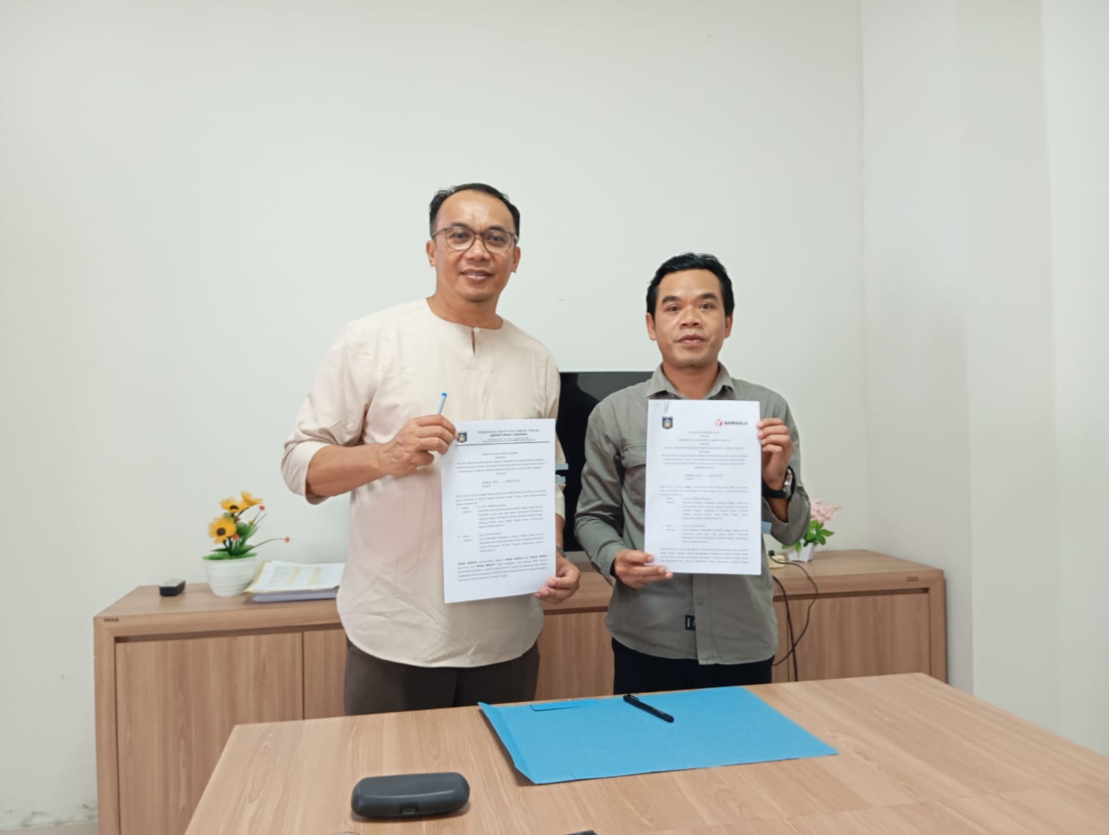 Penandatanganan BAST pinjam pakai Kantor antara pemerintah Kabupaten Lombok Tengah dengan dengan Bawaslu, Jumat (14/03).