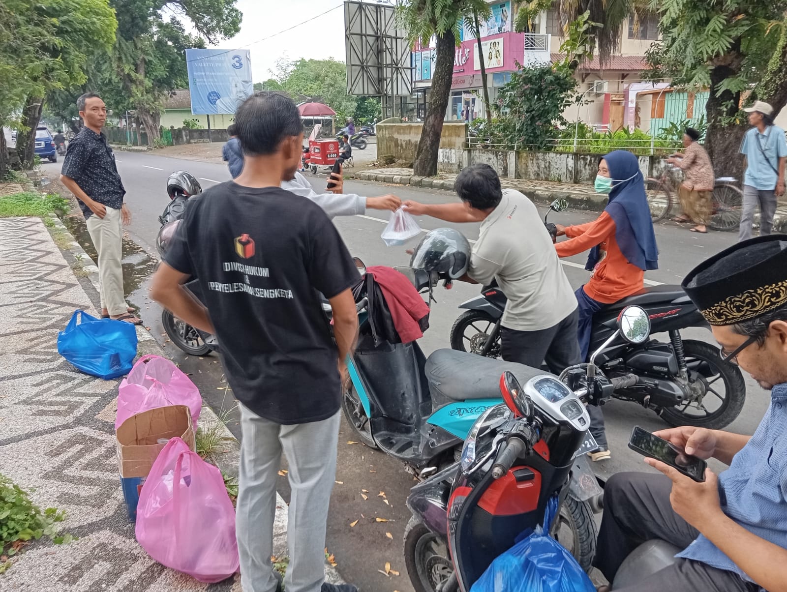 Bawaslu Kabupaten Lombok Tengah mengadakan berbagi takjil kepada masyarakat, Senin (17/03).