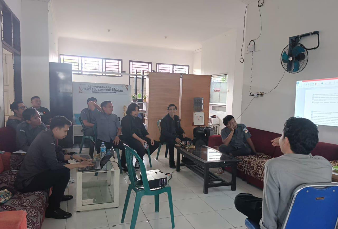 Tingakatkan Pemahaman Staf Sekretariat, Bawaslu Lombok Tengah Gelar Diskusi Penanganan Pelanggaran