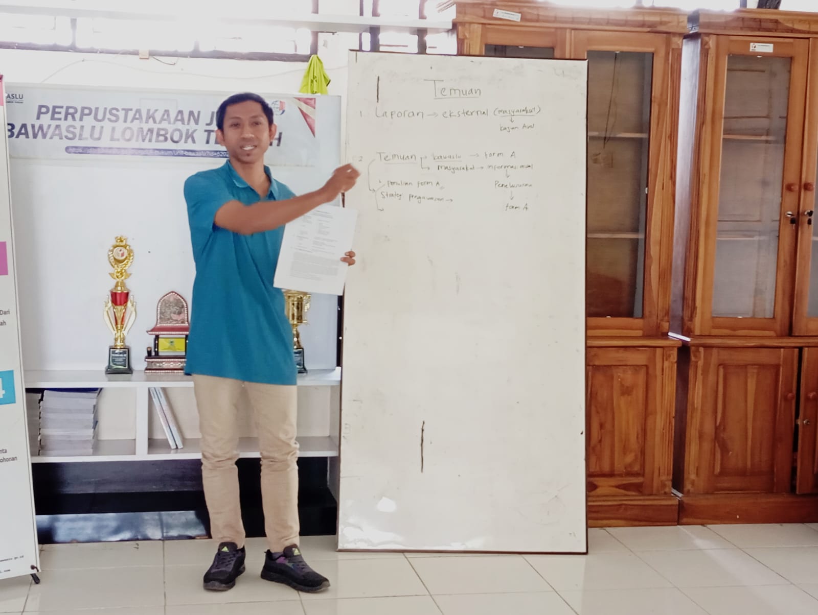 Gelar Diskusi Penanganan Pelanggaran, Pimpinan Bawaslu Lombok Tengah Minta Jajaran Staf Siap Mengawasi Tahapan Pemilu Selanjutnya