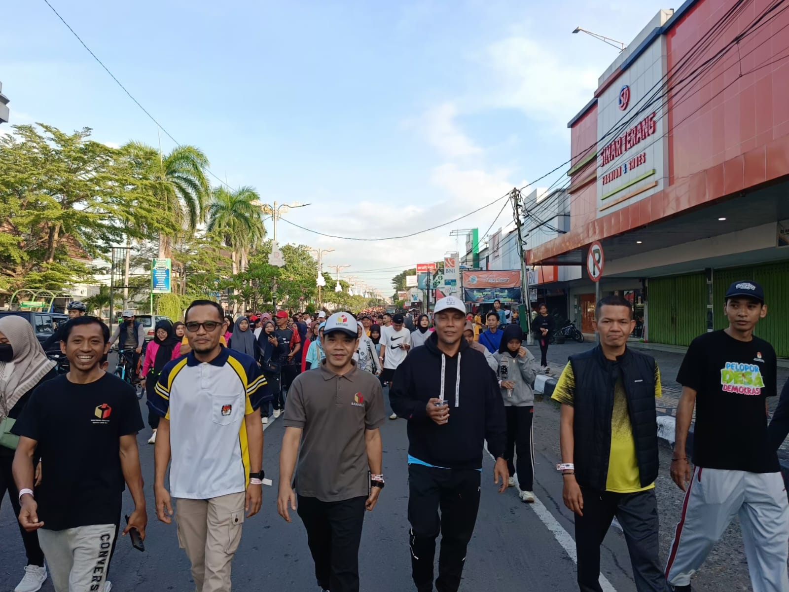 Bawaslu Lombok Tengah Meriahkan Jalan Sehat HUT Bhayangkara ke-79