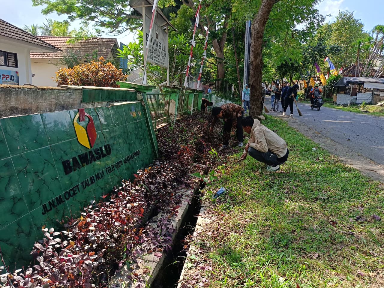 Tingkatkan Kebersamaan, Bawaslu Lombok Tengah Adakan Jumat Bersih