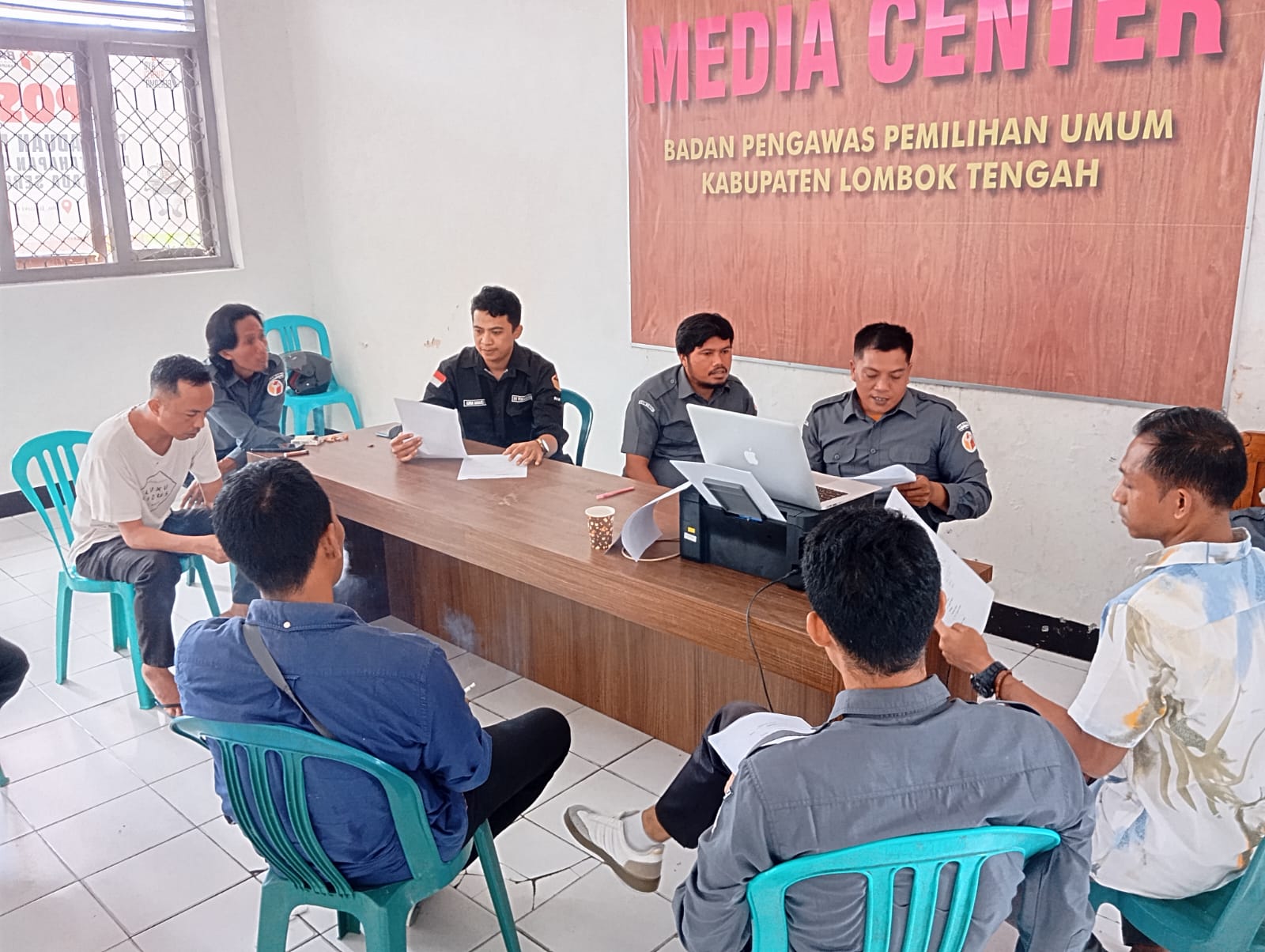 diskusi internal mengenai proses administrasi penerimaan laporan penanganan pelanggaran, bertempat di Aula Kantor Bawaslu Lombok Tengah, Selasa (18/02).