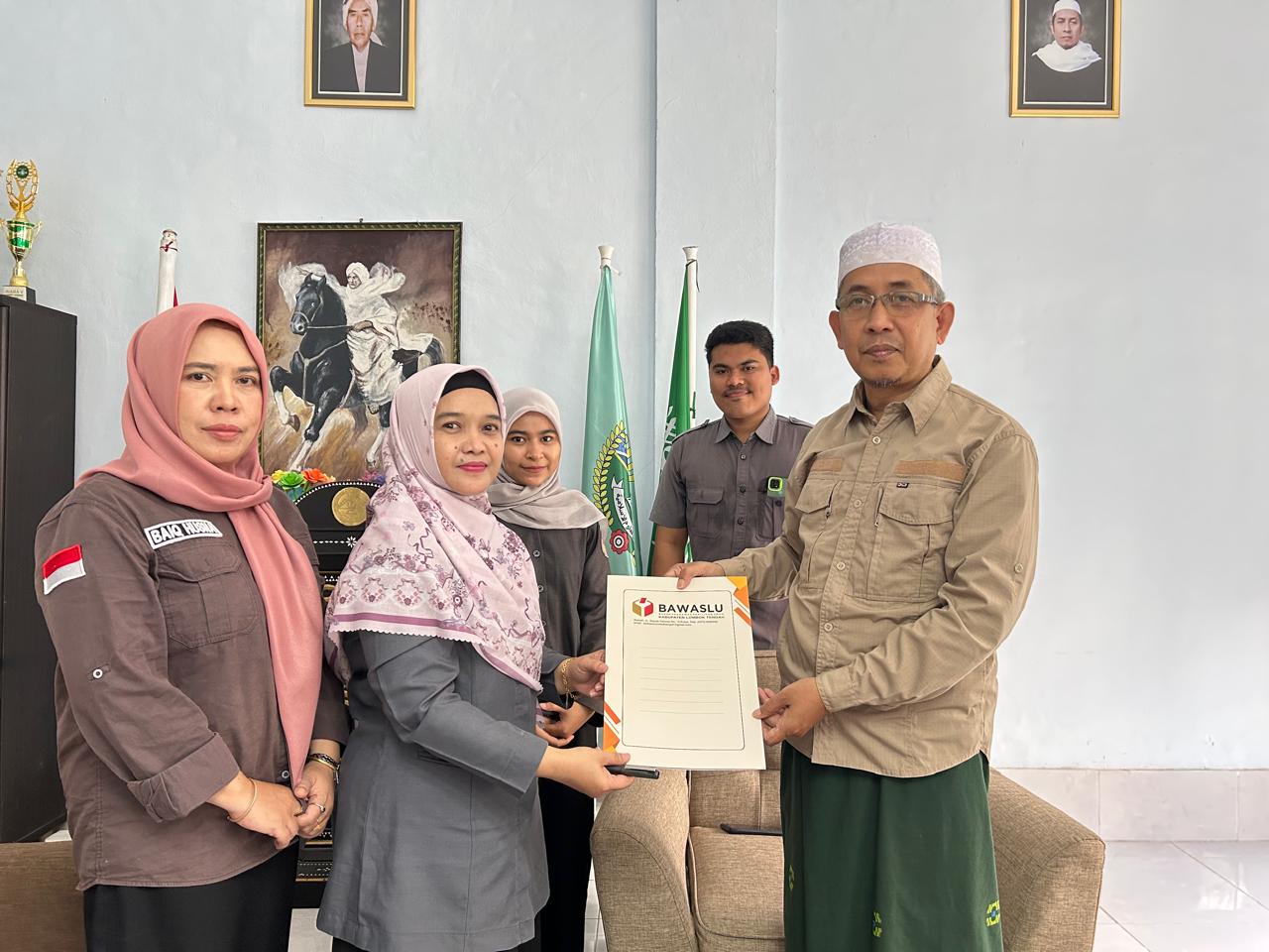 Bawaslu Lombok Tengah Tandatangani MoU Pengawasan Partisipatif dengan Ponpes Manhalul Ulum Praya