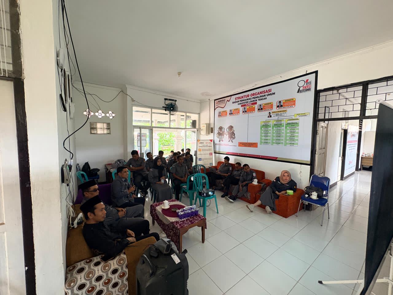 Diskusi Mingguan Bawaslu Lombok Tengah Bahas Tantangan Hoaks dan Ujaran Kebencian