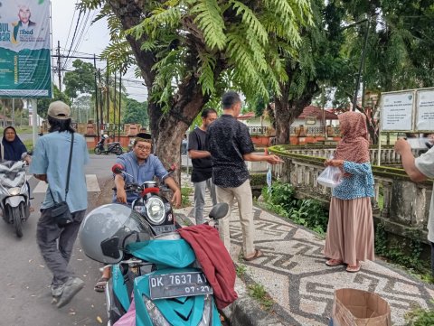 Bawaslu Kabupaten Lombok Tengah mengadakan berbagi takjil kepada masyarakat, Senin (17/03).