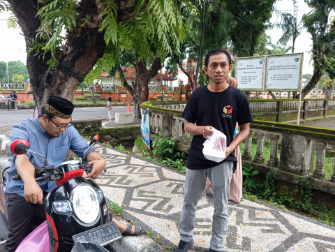 Bawaslu Kabupaten Lombok Tengah mengadakan berbagi takjil kepada masyarakat, Senin (17/03).
