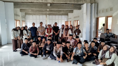 Ajak Santri Berkontribusi Kawal Demokrasi, Bawaslu Lombok Tengah Beri Edukasi Pengawasan Partisipatif