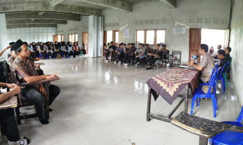 Ajak Santri Berkontribusi Kawal Demokrasi, Bawaslu Lombok Tengah Beri Edukasi Pengawasan Partisipatif