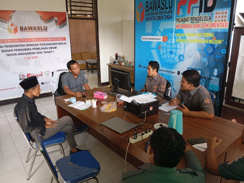 Bawaslu Kabupaten Lombok Tengah menggelar diskusi mingguan yang kali ini mengangkat tema Putusan Dewan Kehormatan Penyelenggara Pemilu (DKPP) Nomor 122-PKE-DKPP/IV/2025, Senin (28/07),