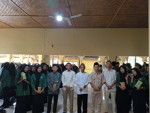 kegiatan Sosialisasi Pengawasan Pemilu Partisipatif yang kali ini digelar di SMK Islam Pondok Pesantren (Ponpes) Sirajul Huda, Desa Durian, Kecamatan Janapria, Rabu (24/09).