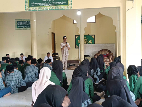 kegiatan Sosialisasi Pengawasan Pemilu Partisipatif yang kali ini digelar di SMK Islam Pondok Pesantren (Ponpes) Sirajul Huda, Desa Durian, Kecamatan Janapria, Rabu (24/09).