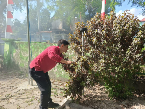 Tingkatkan Kebersamaan, Bawaslu Lombok Tengah Adakan Jumat Bersih