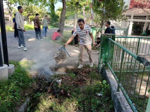 Tingkatkan Kebersamaan, Bawaslu Lombok Tengah Adakan Jumat Bersih