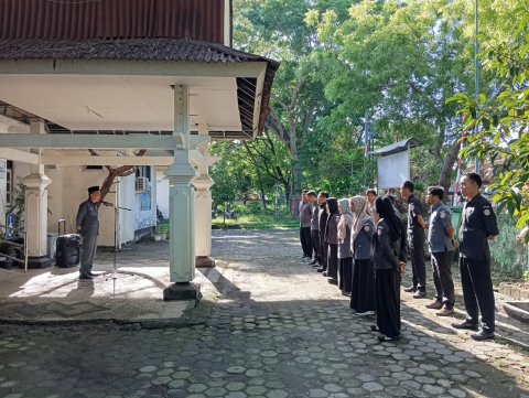 Bawaslu Kabupaten Lombok Tengah melaksanakan apel pagi rutin, Senin (20/10)