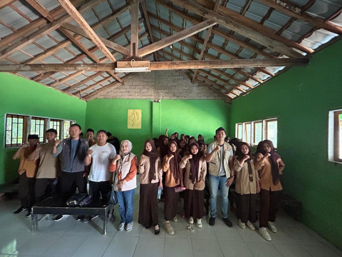 Bangun Kesadaran Demokrasi Sejak Dini, Bawaslu Lombok Tengah Edukasi Santri Nurul Irsyad