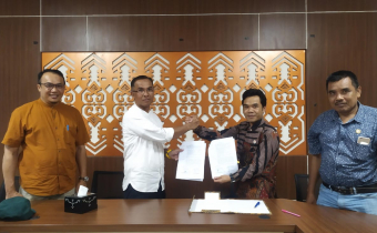 Ketua Bawaslu Lombok Tengah Tandatangani Berita Acara Kesepakatan Pendanaan Pengawasan Pilkada