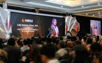 Lolly Suhenty Buka Rakornas Evaluasi Humas Bawaslu