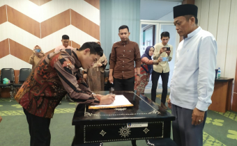 Bawaslu Lombok Tengah Tandatangani Naskah Perjanjian Hibah Daerah