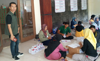 Bawaslu Lombok Tengah Awasi Pengepakan dan Pelipatan Surat Suara