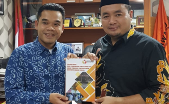 Penyerahan Buku Hasil Pengawasan Bawaslu Kabupaten lombok Tengah