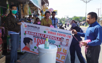 Peduli Covid 19 Bawaslu Lombok Tengah Bagikan 1000 Masker
