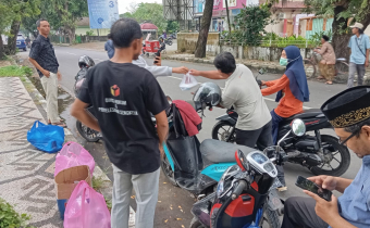 Bawaslu Kabupaten Lombok Tengah mengadakan berbagi takjil kepada masyarakat, Senin (17/03).