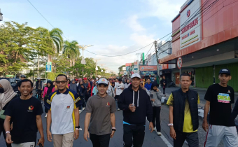 Bawaslu Lombok Tengah Meriahkan Jalan Sehat HUT Bhayangkara ke-79