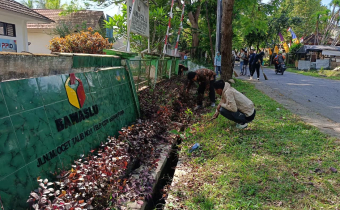 Tingkatkan Kebersamaan, Bawaslu Lombok Tengah Adakan Jumat Bersih
