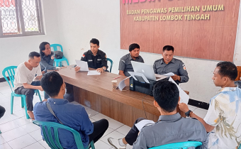 diskusi internal mengenai proses administrasi penerimaan laporan penanganan pelanggaran, bertempat di Aula Kantor Bawaslu Lombok Tengah, Selasa (18/02).
